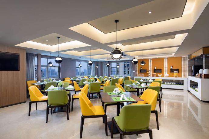 Imagen del bar/restaurante del Hotel Ramada By Wyndham Wuhan Jiangan. Foto 2