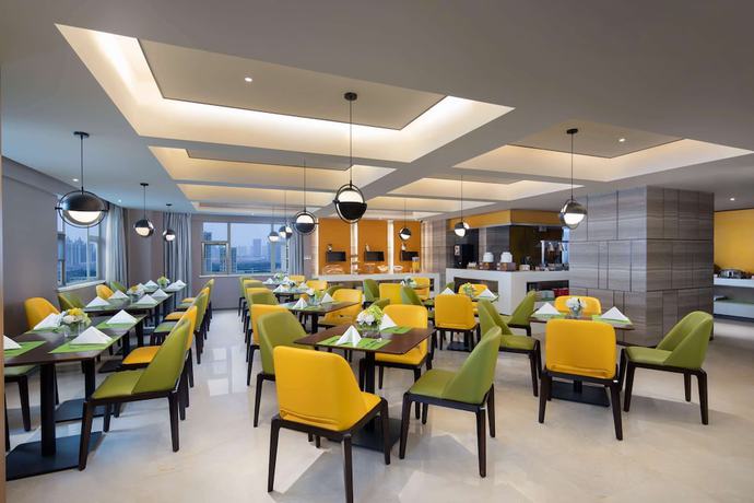 Imagen del bar/restaurante del Hotel Ramada By Wyndham Wuhan Jiangan. Foto 3