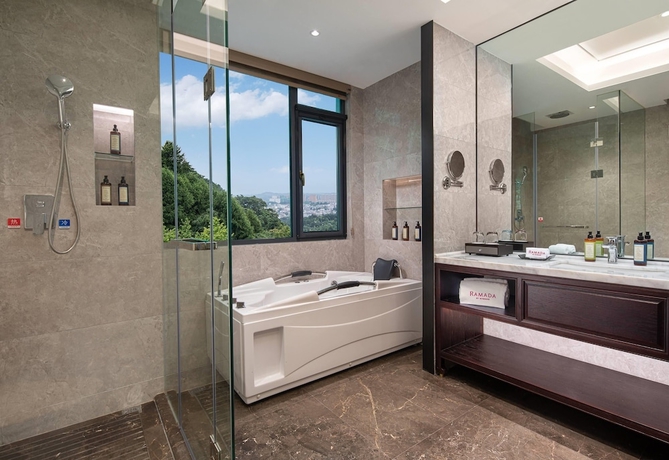 Imagen de la habitación del Hotel Ramada By Wyndham Xianning Xishan Mountain. Foto 12