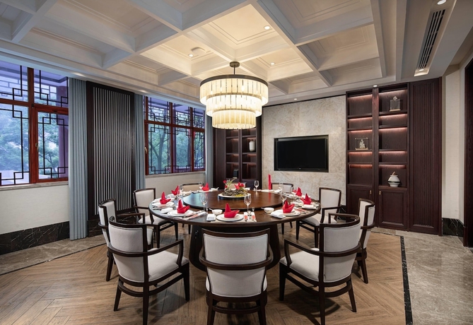 Imagen del bar/restaurante del Hotel Ramada By Wyndham Xianning Xishan Mountain. Foto 2