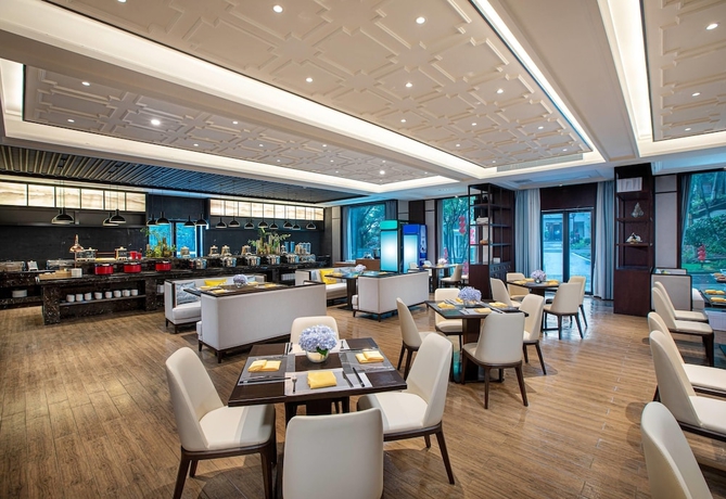 Imagen del bar/restaurante del Hotel Ramada By Wyndham Xianning Xishan Mountain. Foto 3