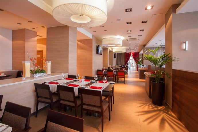 Imagen del bar/restaurante del Hotel Ramada By Wyndham Yekaterinburg. Foto 2