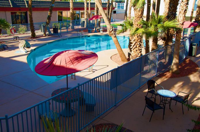 Imagen de la piscina del Hotel Ramada By Wyndham Yuma. Foto 19