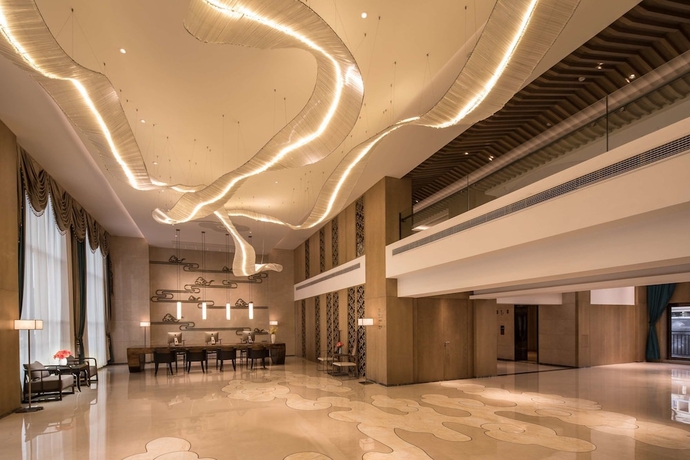 Imagen de los interiores del Hotel Ramada By Wyndham Zhenjiang City Center. Foto 12