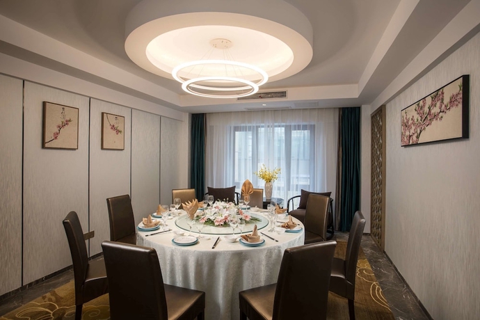 Imagen de los interiores del Hotel Ramada By Wyndham Zhenjiang City Center. Foto 16