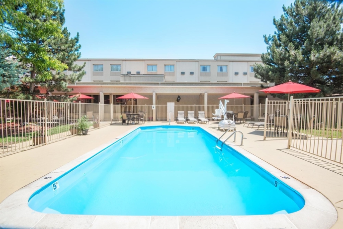 Imagen de la piscina del Hotel Ramada Downtown Denver. Foto 16
