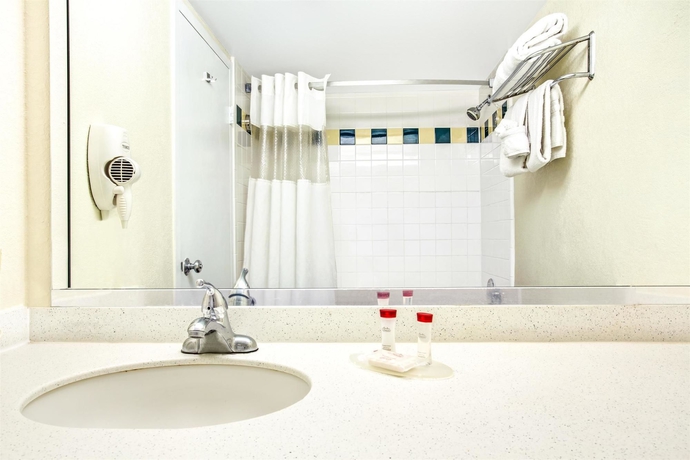 Imagen de la habitación del Hotel Ramada Downtown Orlando. Foto 6
