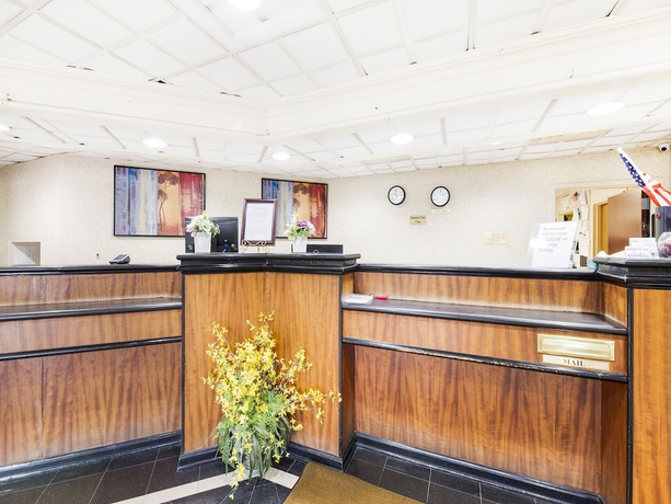 Imagen de los interiores del Hotel Ramada East Hanover. Foto 16