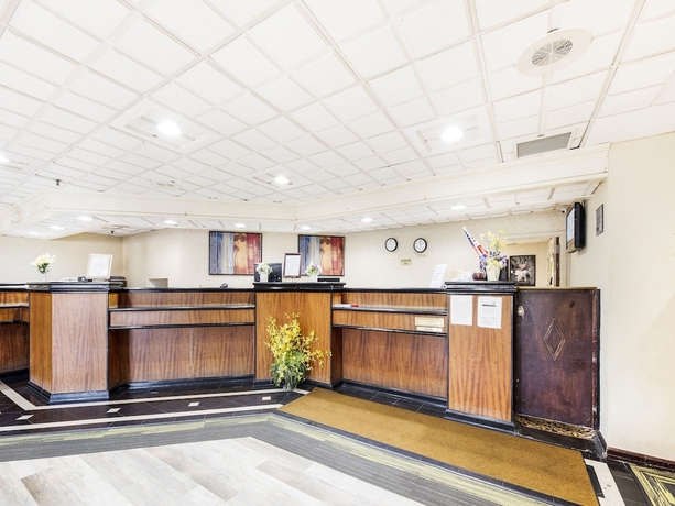 Imagen de los interiores del Hotel Ramada East Hanover. Foto 17