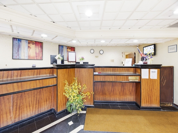 Imagen de los interiores del Hotel Ramada East Hanover. Foto 18