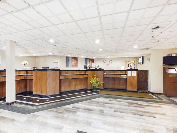 Imagen de los interiores del Hotel Ramada East Hanover. Foto 19
