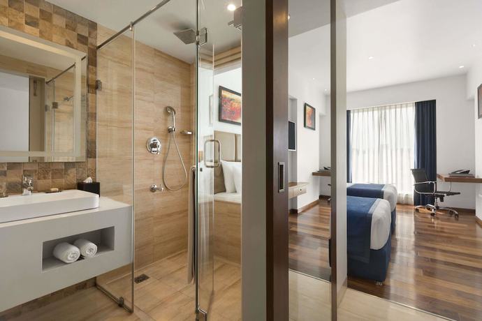 Imagen de la habitación del Hotel Ramada Encore By Wyndham Bangalore Domlur. Foto 9