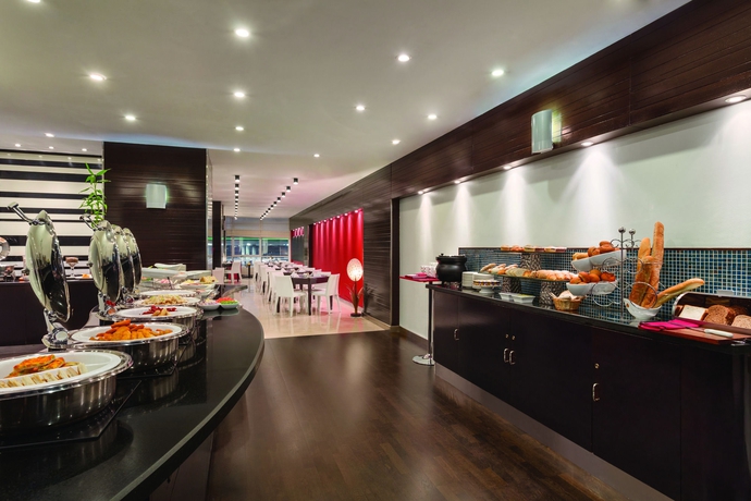 Imagen del bar/restaurante del Hotel Ramada Encore By Wyndham Doha. Foto 4