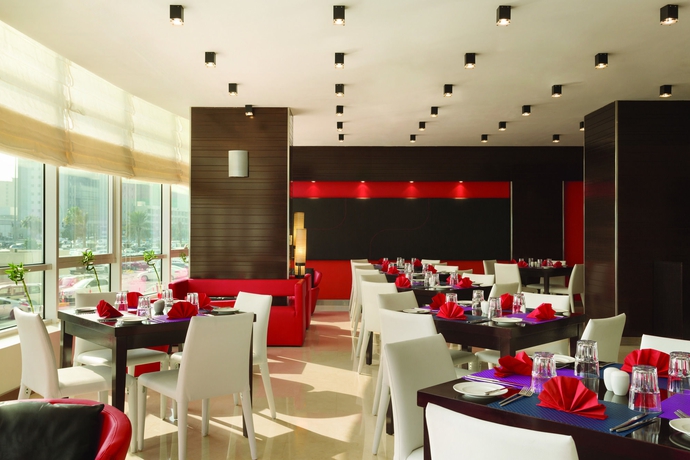 Imagen del bar/restaurante del Hotel Ramada Encore By Wyndham Doha. Foto 5
