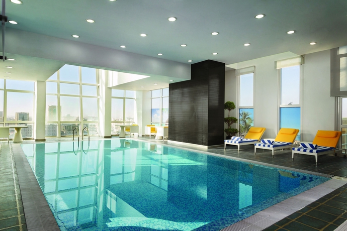 Imagen de la piscina del Hotel Ramada Encore By Wyndham Doha. Foto 16