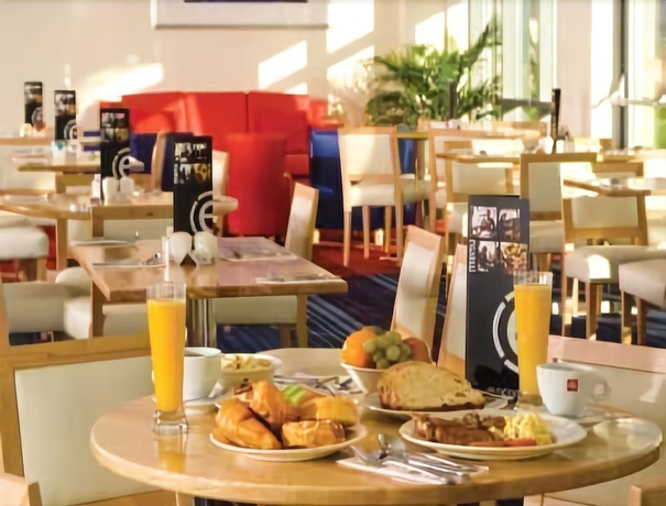 Imagen del bar/restaurante del Hotel Ramada Encore By Wyndham Doncaster Airport. Foto 2