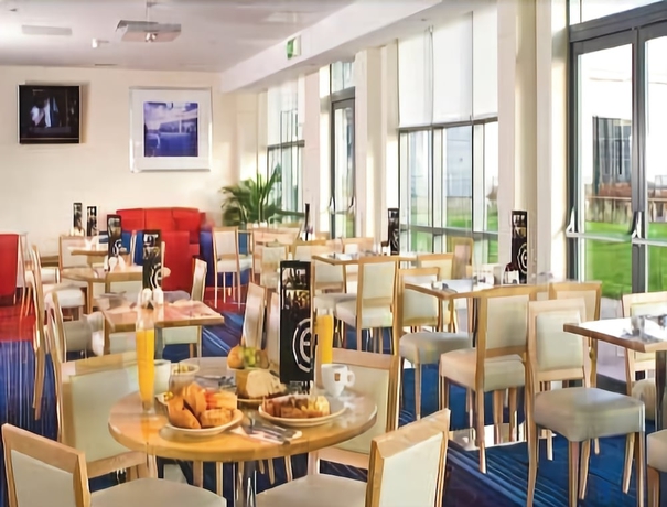 Imagen del bar/restaurante del Hotel Ramada Encore By Wyndham Doncaster Airport. Foto 3
