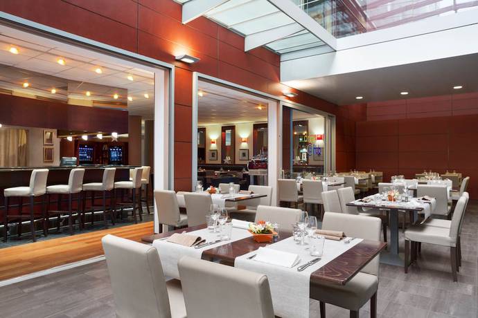 Imagen del bar/restaurante del Hotel Ramada Encore By Wyndham Geneva. Foto 2