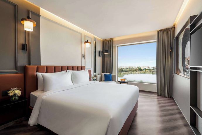 Imagen de la habitación del Hotel Ramada Encore By Wyndham Indore Nipania. Foto 8