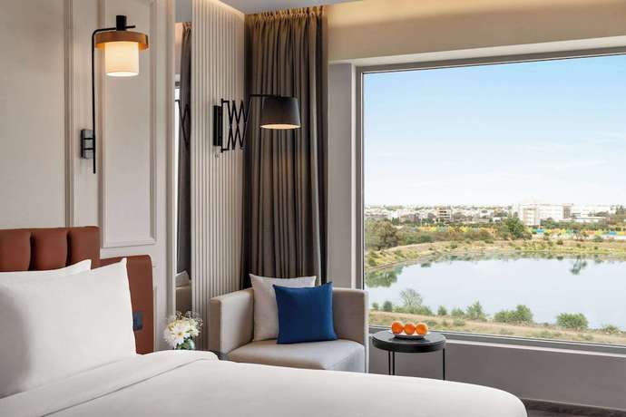 Imagen de la habitación del Hotel Ramada Encore By Wyndham Indore Nipania. Foto 9