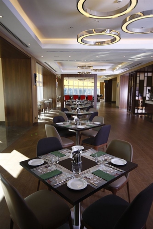 Imagen del bar/restaurante del Hotel Ramada Encore By Wyndham Istanbul Bayrampasa. Foto 3