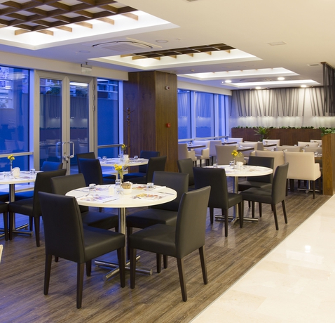 Imagen del bar/restaurante del Hotel Ramada Encore By Wyndham Istanbul Kartal. Foto 2