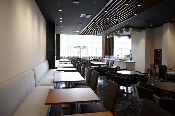 Imagen del bar/restaurante del Hotel Ramada Encore By Wyndham Izmir. Foto 3