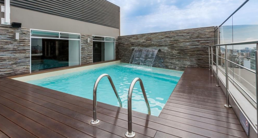 Imagen de la piscina del Hotel Ramada Encore By Wyndham Lima San Isidro. Foto 13