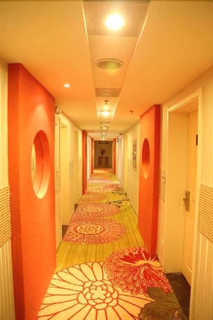 Imagen de los interiores del Hotel Ramada Encore By Wyndham Qingdao Shinan. Foto 18