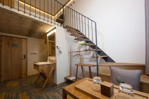 Imagen de la habitación del Hotel Ramada Encore By Wyndham Shanghai Pudong Airport. Foto 10