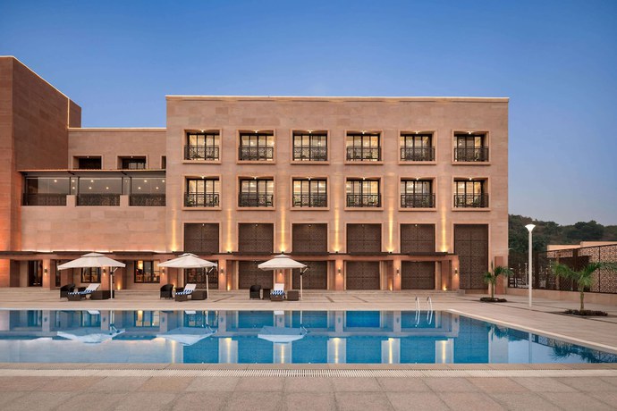 Imagen de la piscina del Hotel Ramada Encore By Wyndham Statue Of Unity. Foto 17