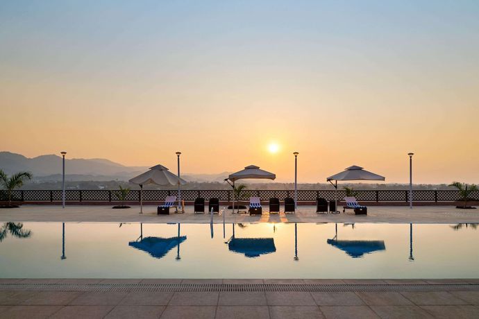Imagen de la piscina del Hotel Ramada Encore By Wyndham Statue Of Unity. Foto 18