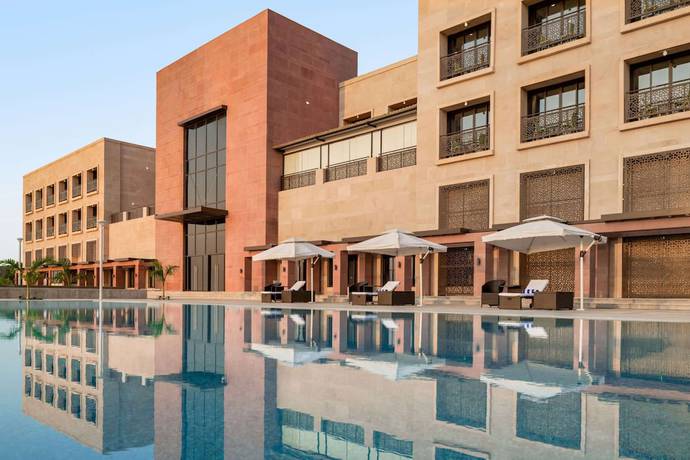 Imagen de la piscina del Hotel Ramada Encore By Wyndham Statue Of Unity. Foto 19
