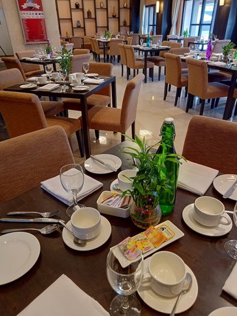 Imagen del bar/restaurante del Hotel Ramada Encore By Wyndham Statue Of Unity. Foto 5