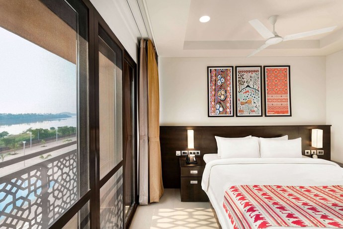 Imagen de la habitación del Hotel Ramada Encore By Wyndham Statue Of Unity. Foto 9