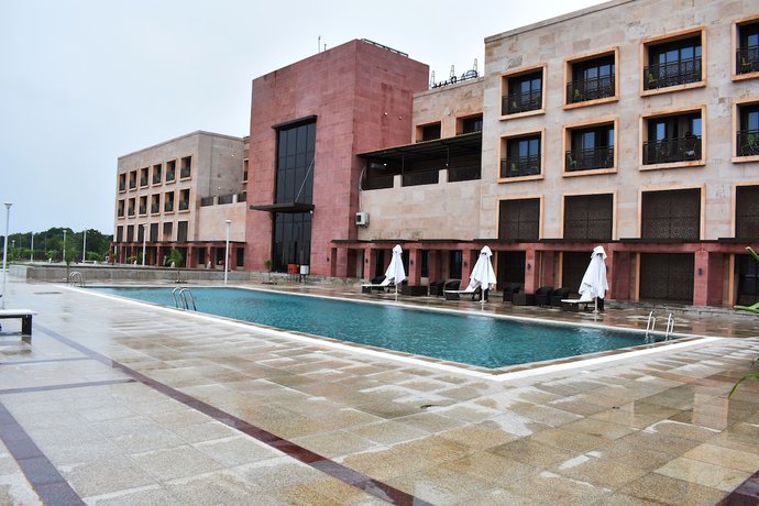 Imagen de la piscina del Hotel Ramada Encore By Wyndham Statue Of Unity. Foto 20