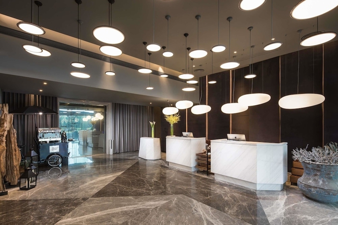 Imagen de los interiores del Hotel Ramada Encore By Wyndham Yangzhoudong Railway Station. Foto 18