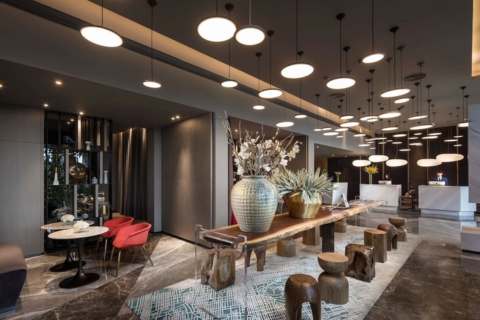Imagen de los interiores del Hotel Ramada Encore By Wyndham Yangzhoudong Railway Station. Foto 19
