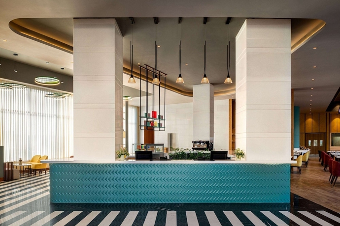Imagen de los interiores del Hotel Ramada Encore by Wyndham Amritsar Airport. Foto 18
