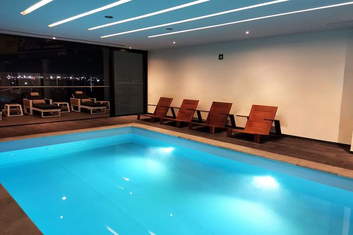 Imagen de la piscina del Hotel Ramada Encore by Wyndham Guadalajara Aeropuerto. Foto 14