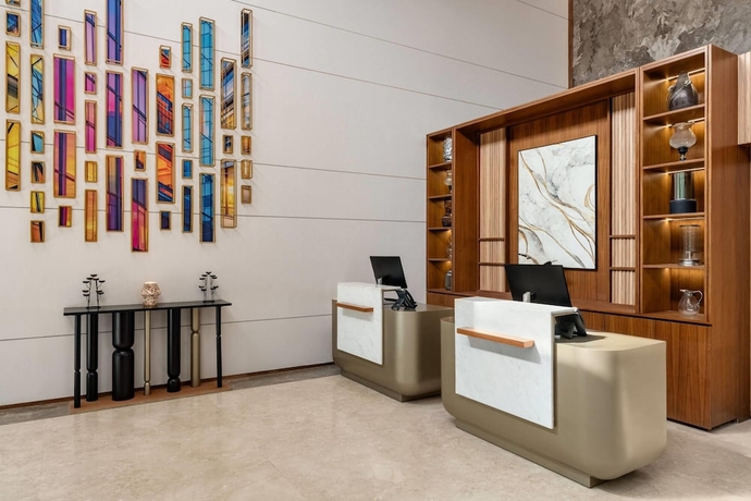 Imagen de los interiores del Hotel Ramada Encore by Wyndham Gurugram Dwarka Expressway. Foto 13