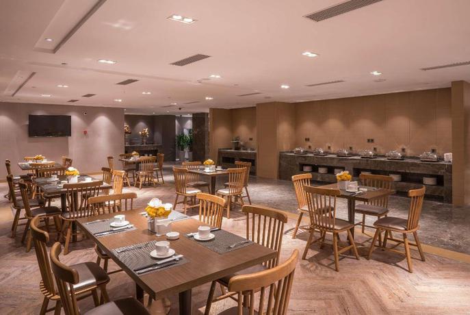 Imagen del bar/restaurante del Hotel Ramada Encore by Wyndham Jintang. Foto 4