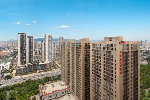 Imagen general del Hotel Ramada Encore by Wyndham Kunming Guandu. Foto 1