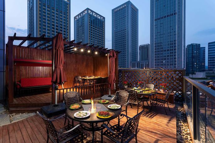 Imagen del bar/restaurante del Hotel Ramada Encore by Wyndham Kunming West. Foto 3