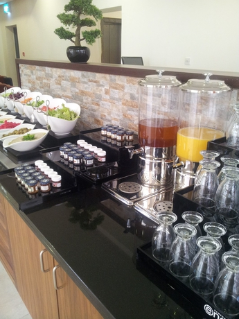 Imagen del bar/restaurante del Hotel Ramada Encore by Wyndham Kuwait Downtown. Foto 3