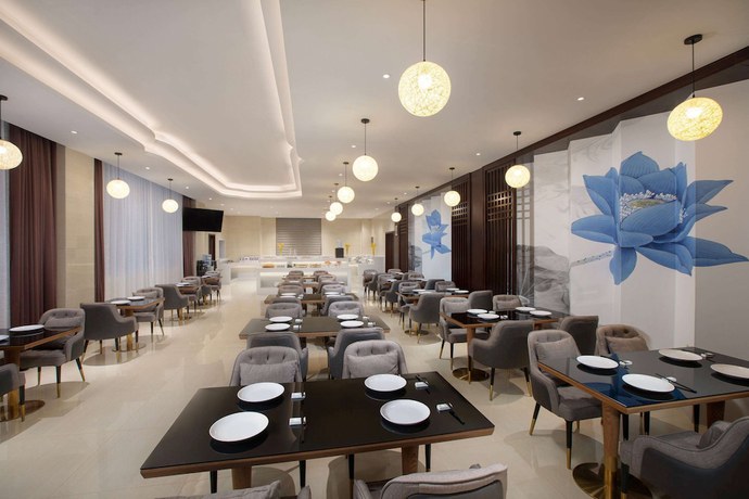 Imagen del bar/restaurante del Hotel Ramada Encore by Wyndham Linqu Downtown. Foto 4