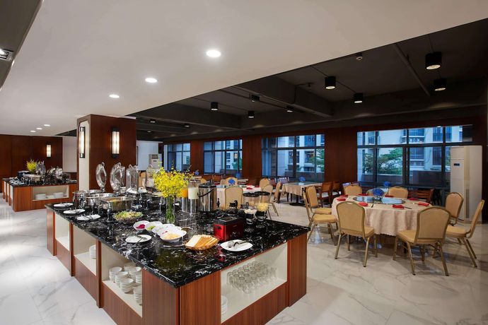 Imagen del bar/restaurante del Hotel Ramada Encore by Wyndham Qionghai Downtown. Foto 2