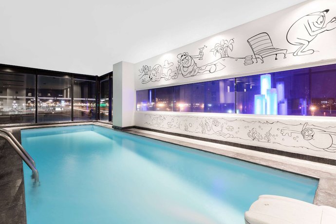 Imagen de la piscina del Hotel Ramada Encore by Wyndham Queretaro. Foto 20