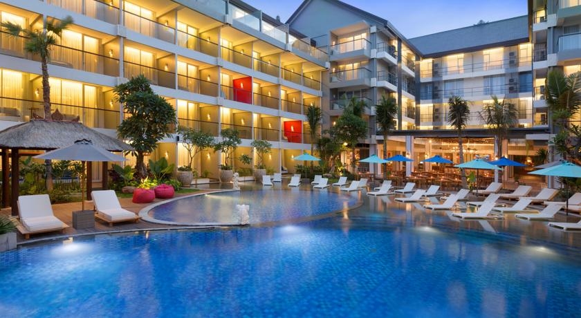 Imagen de la piscina del Hotel Ramada Encore by Wyndham Seminyak Bali. Foto 16