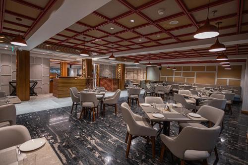 Imagen del bar/restaurante del Hotel Ramada Encore by Wyndham Viramgam. Foto 7